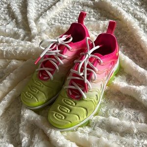 Air Vapormax Plus pink volt
